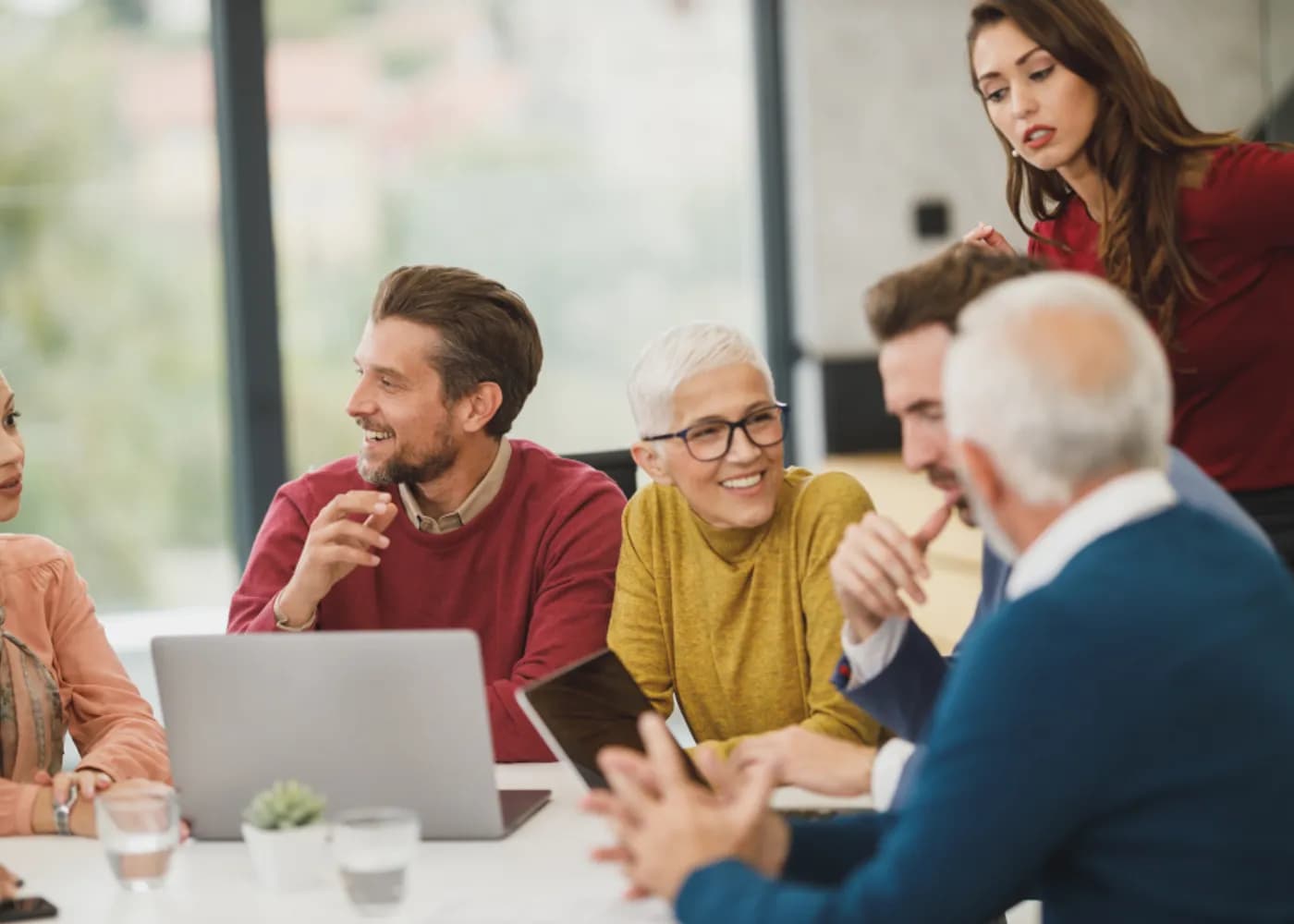 Equipe de atendimento reunida respondendo clientes